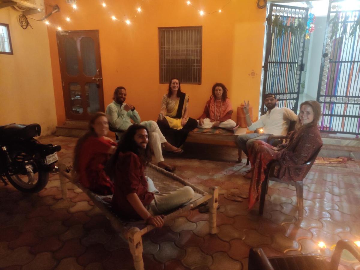 Nidhivan Homestay วรินดาวัน ภายนอก รูปภาพ
