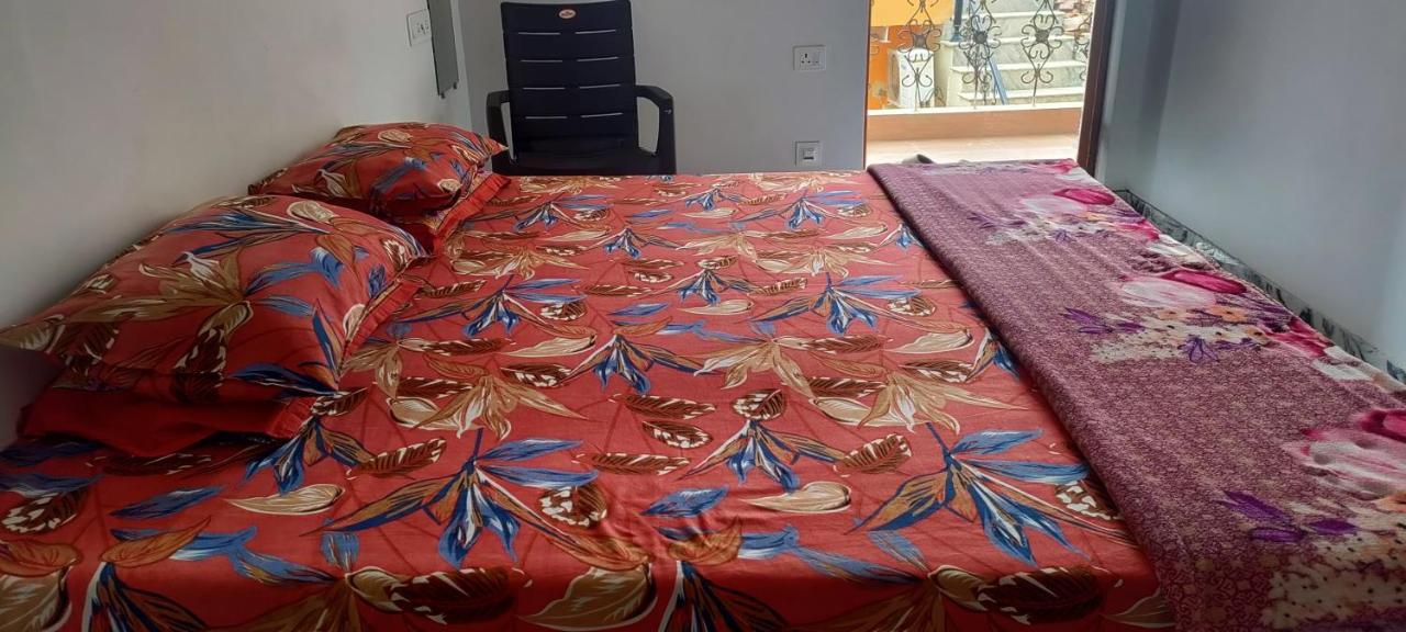 Nidhivan Homestay วรินดาวัน ภายนอก รูปภาพ