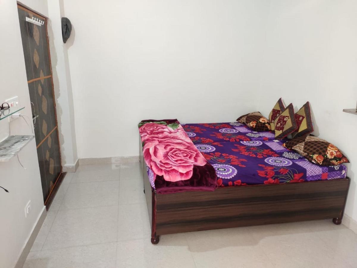 Nidhivan Homestay วรินดาวัน ภายนอก รูปภาพ